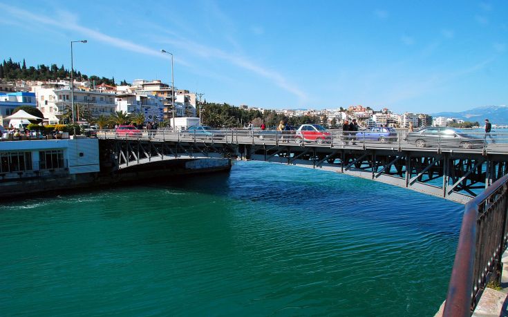 Χαλκίδα: Τουριστικό πλοίο προσέκρουσε στη γέφυρα του Πορθμού Ευρίπου