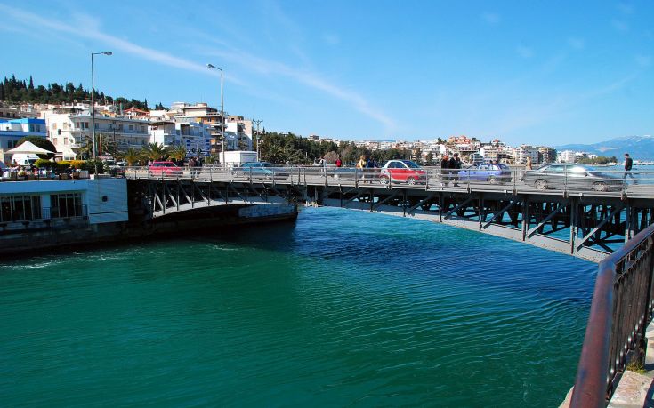 Πλοίο προσέκρουσε στην παλιά γέφυρα της Χαλκίδας