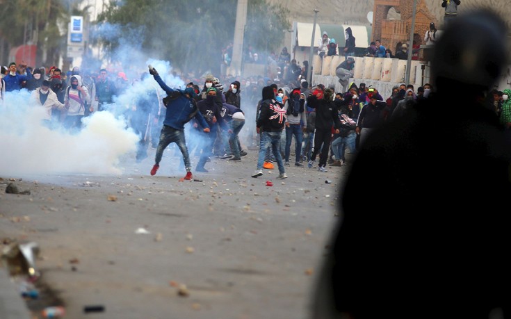 «Πόλεμος» στην Τυνησία σε διαδηλώσεις για την ανεργία