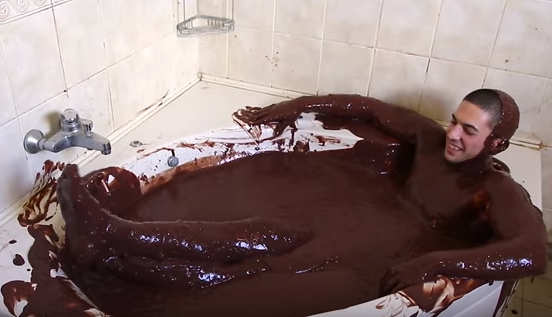Μπάνιο μέσα σε σοκολάτα