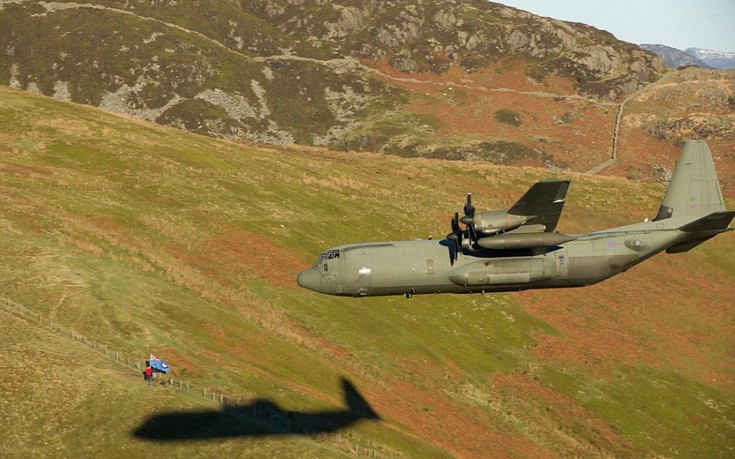 Αεροσκάφος της RAF σε πολύ χαμηλή πτήση