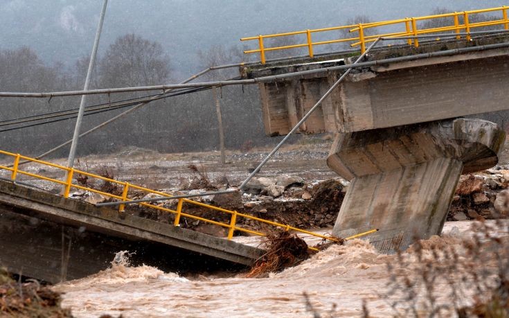 Φωτογραφίες και βίντεο από τη γέφυρα που κατέρρευσε στην Καλαμπάκα