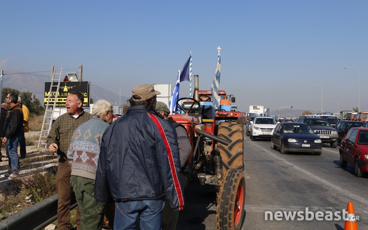 Αγρότες συγκεντρώθηκαν με τα τρακτέρ στον κόμβο Κορωπίου