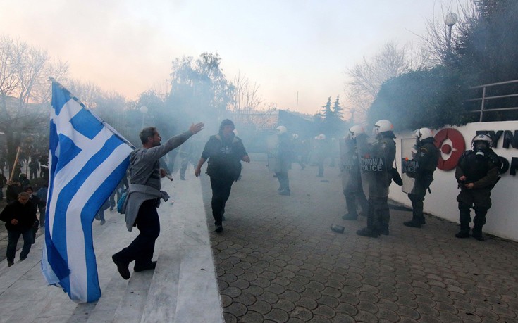 ΣΥΡΙΖΑ: Ακροδεξιοί αμαύρωσαν τον αγώνα των αγροτών