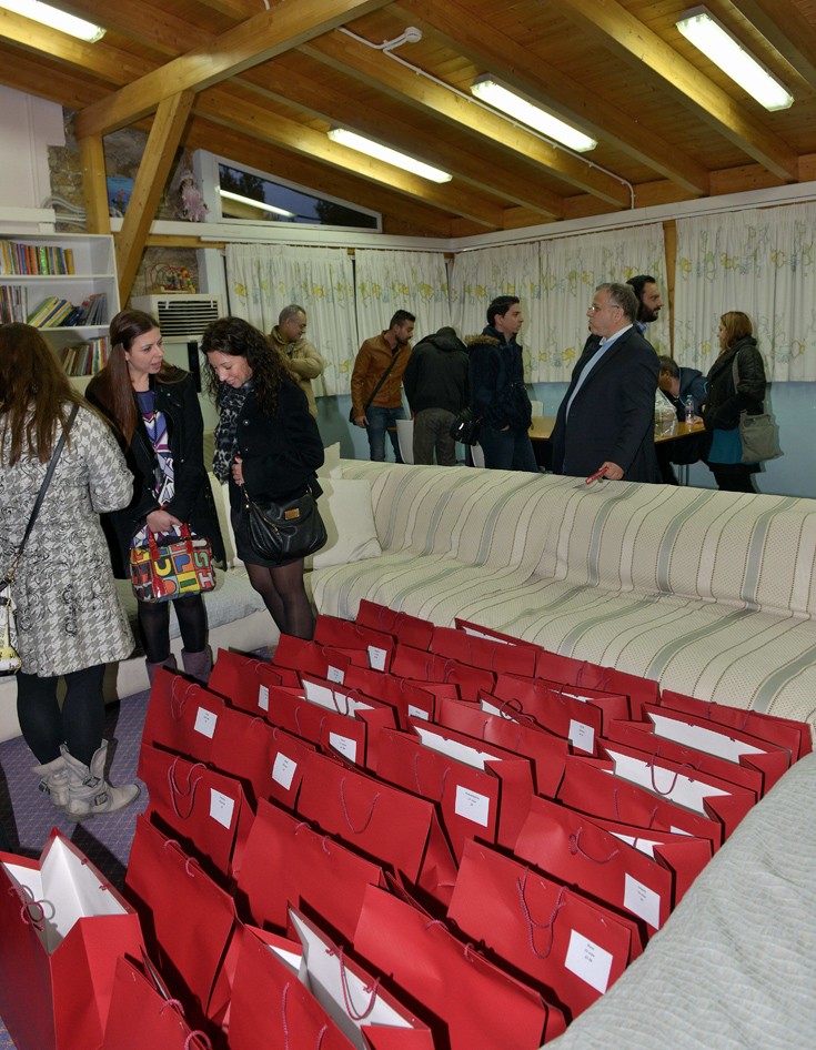 Οι εργαζόμενοι της Inventor ετοιμάζονται να δώσουν τα δώρα στα παιδιά που φιλοξενούνται στο σπίτι του Οργανισμού στα Μελίσσια Οι εργαζόμενοι της Inventor ετοιμάζονται να δώσουν τα δώρα στα παιδιά που φιλοξενούνται στο σπίτι του Οργανισμού στα Μελίσσια