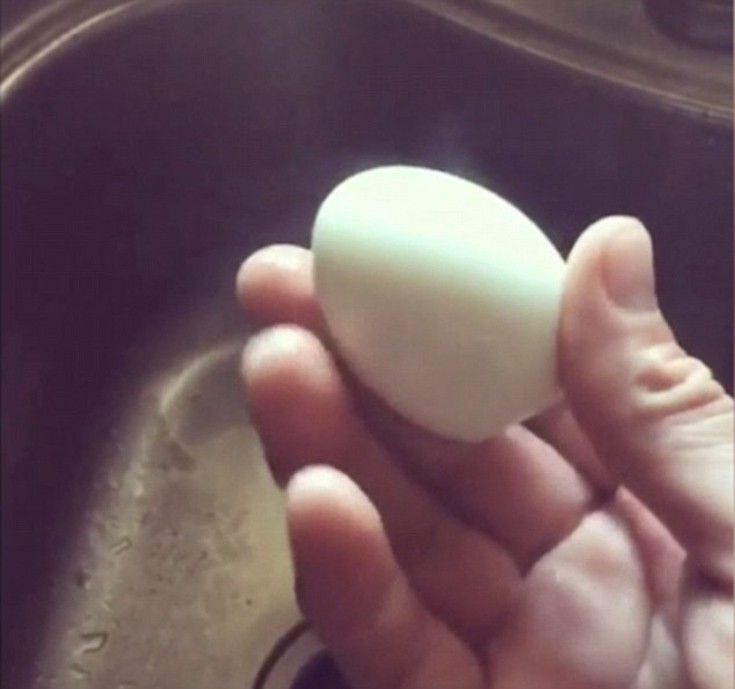 Πώς να ξεφλουδίσεις βραστό αυγό σε δευτερόλεπτα