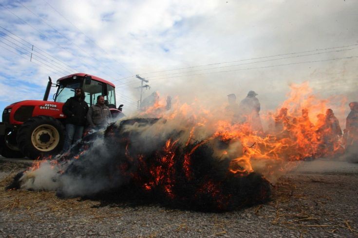 Σκληραίνουν τη στάση τους οι αγρότες της Πελοποννήσου