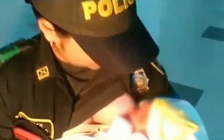 Γυναίκα αστυνομικός έσωσε εγκαταλελειμμένο βρέφος θηλάζοντάς το