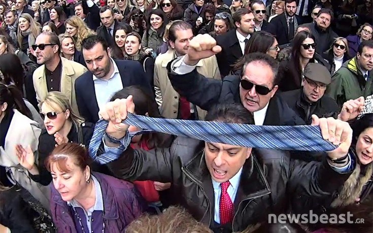 Δικηγόροι ύψωσαν τις γραβάτες τους ενάντια στο Ασφαλιστικό