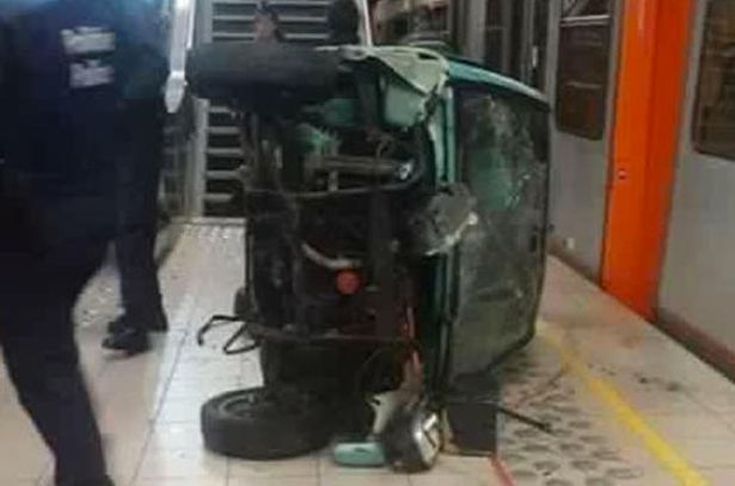 Νεαροί έριξαν αυτοκίνητο σε σταθμό του μέτρο!