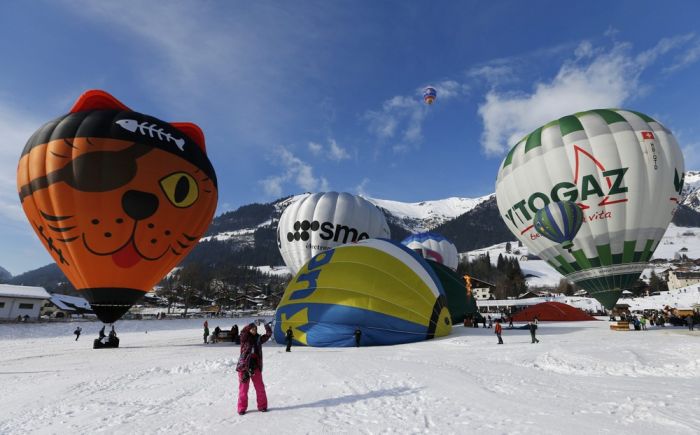Πανδαισία αερόστατων στον ελβετικό ουρανό