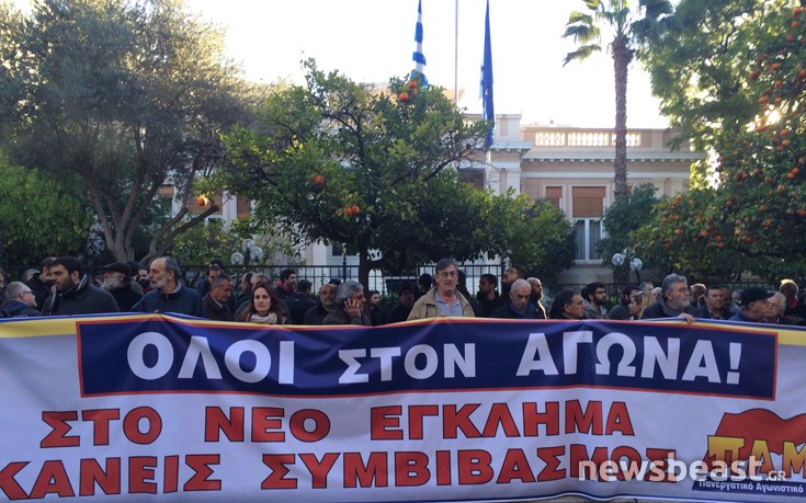 Έξω από το Μαξίμου το ΠΑΜΕ