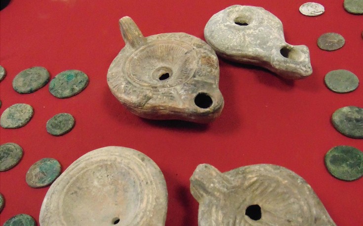Λυχνάρια και αρχαία νομίσματα στα χέρια αρχαιοκάπηλων