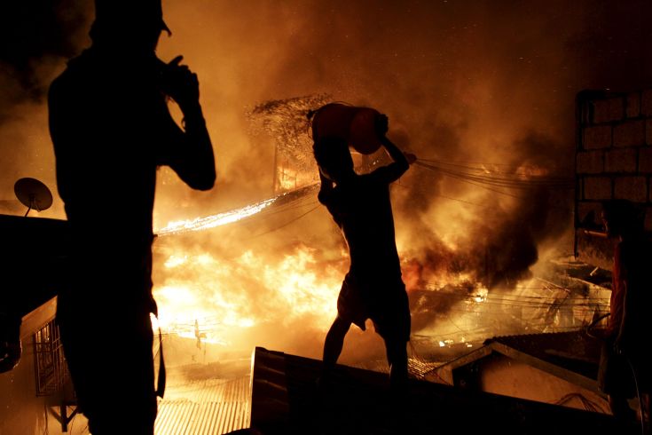 Πυρκαγιά έσπειρε τον θάνατο σε μπαρ στο Ανόι
