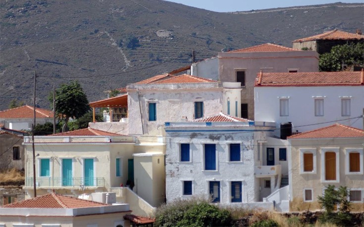 Οινούσσα, με το βλέμμα στραμμένο στη θάλασσα