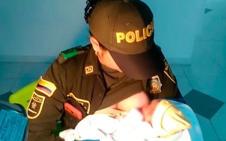 Κολομβιανή αστυνομικός θηλάζει εγκαταλελειμμένο μωρό