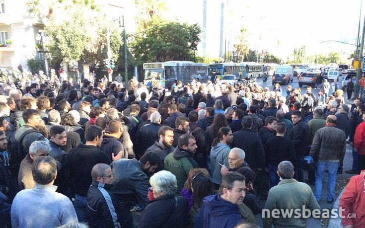 Αποχώρησαν οι συγκεντρωμένοι έξω από το Μέγαρο Μαξίμου