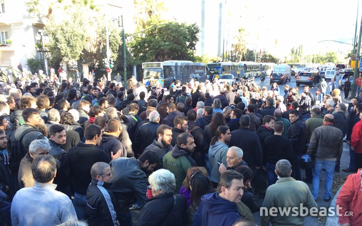 Αποχώρησαν οι συγκεντρωμένοι έξω από το Μέγαρο Μαξίμου