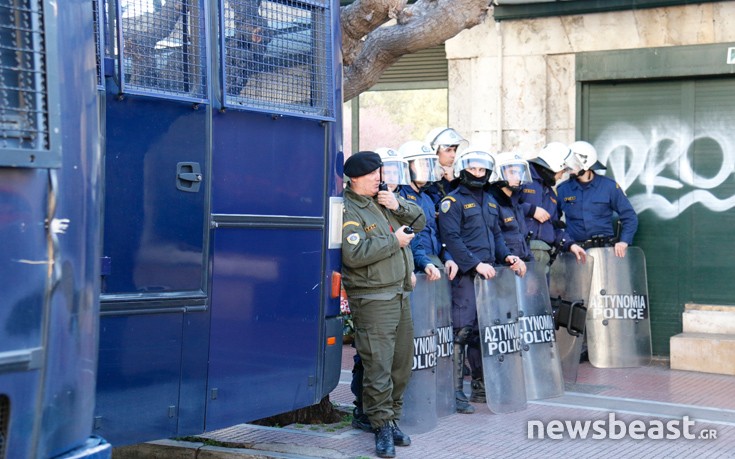 Τα ΜΑΤ μπλόκαραν τους διαδηλωτές στα λουλουδάδικα