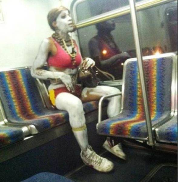 the_most_outlandish_things_you_will_ever_see_on_the_nyc_subway_640_15