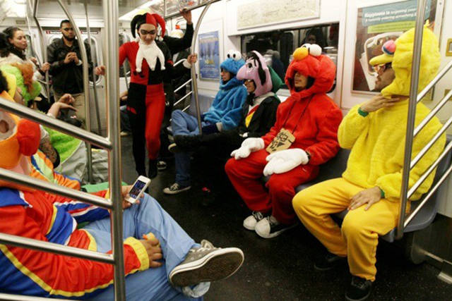 the_most_outlandish_things_you_will_ever_see_on_the_nyc_subway_640_20