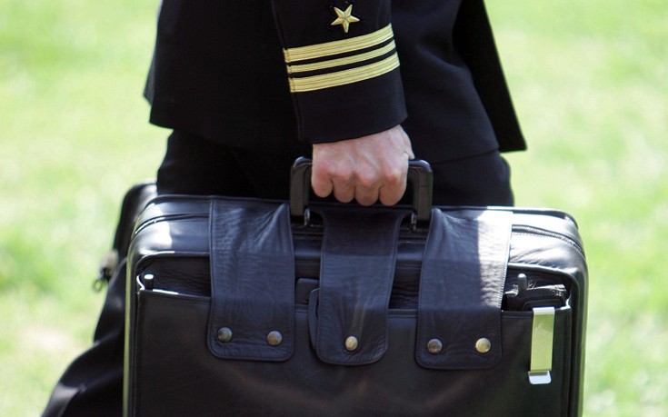 Τι περιέχει η μαύρη δερμάτινη τσάντα που συνοδεύει παντού τον Αμερικανό Πρόεδρο