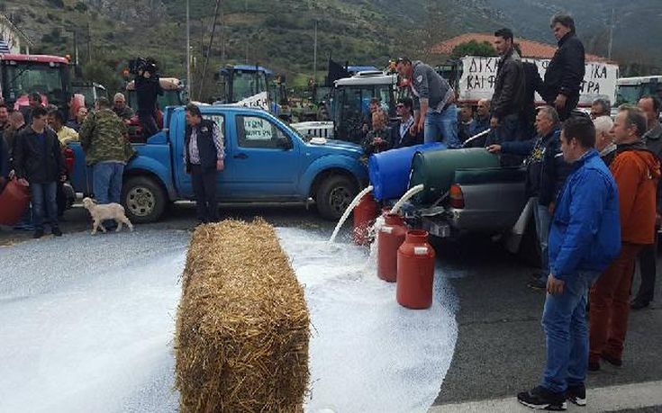 Τόνους γάλακτος έχυσαν οι αγρότες των Τεμπών