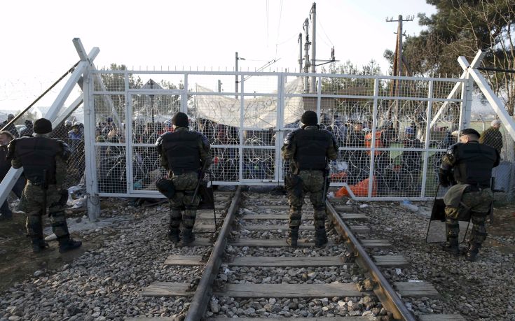 Πρόσφυγες απέκλεισαν τη σιδηροδρομική γραμμή στην Ειδομένη