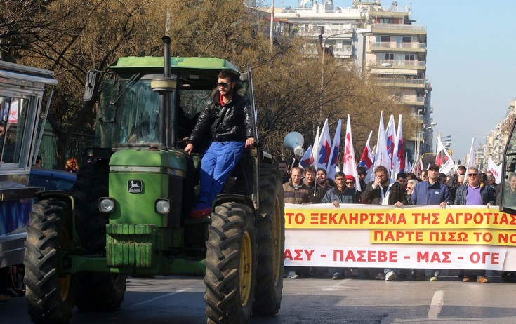 Μπλόκα αγροτών με 24ωρο αποκλεισμό εθνικών οδών