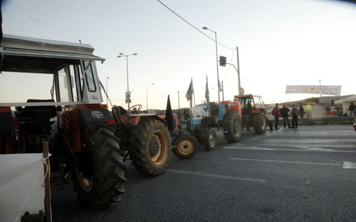 Εργάτες και αγρότες συνεχίζουν το κλείσιμο του Ισθμού