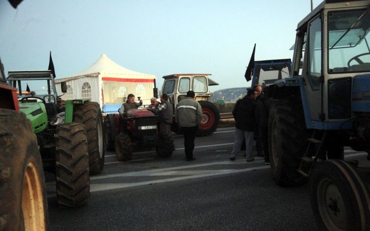 Διατηρούν τη σκληρή στάση τους οι αγρότες