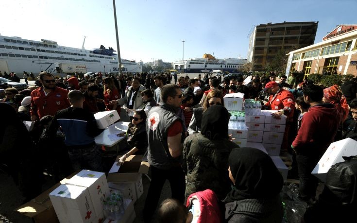 Στο λιμάνι του Πειραιά φθάνουν το βράδυ ακόμη 764 πρόσφυγες