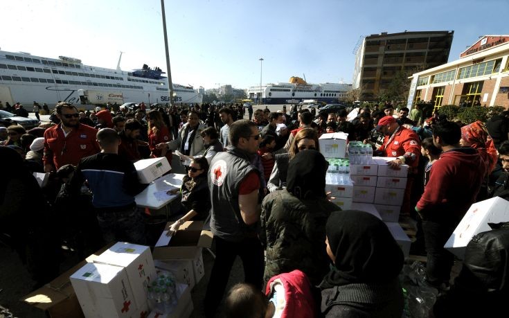 Μπλοκάρονται στα νησιά και στα πλοία οι πρόσφυγες και οι μετανάστες