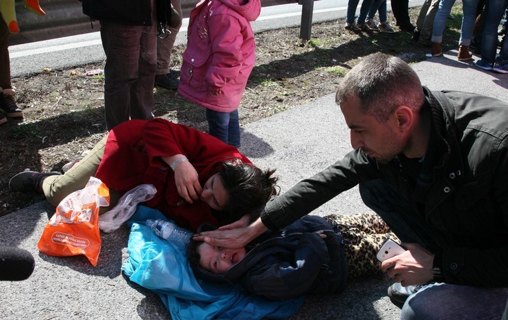 Μαγαζάτορας στα Τέμπη του έσπασε τα πλευρά γιατί μοίρασε νερά στους πρόσφυγες