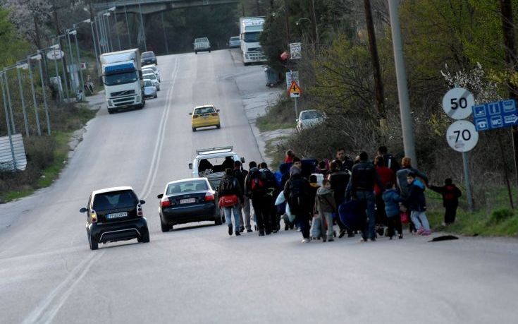 Καθιστική διαμαρτυρία προσφύγων στα Τρίκαλα