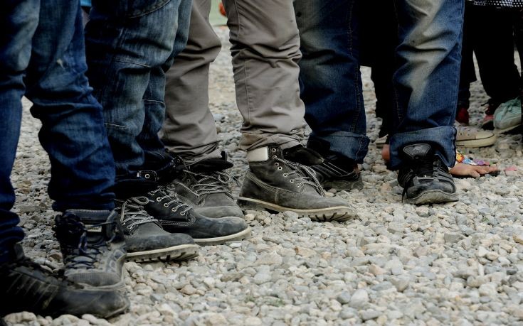 Ανθρώπινη αλυσίδα προσφύγων στα σύνορα Ελλάδας-ΠΓΔΜ