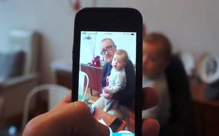 Πώς να κάνετε το μωρό να κοιτάει τη φωτογραφική μηχανή