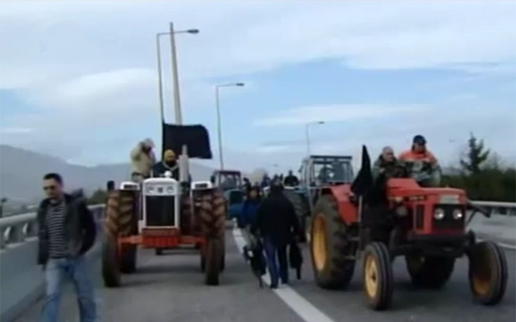 Αγρότες έσπασαν με τα τρακτέρ τις νησίδες στην Αττική οδό, στο Κορωπί