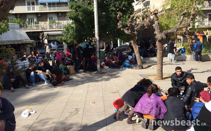 «Καταυλισμός» προσφύγων και μεταναστών η πλατεία Βικτωρίας