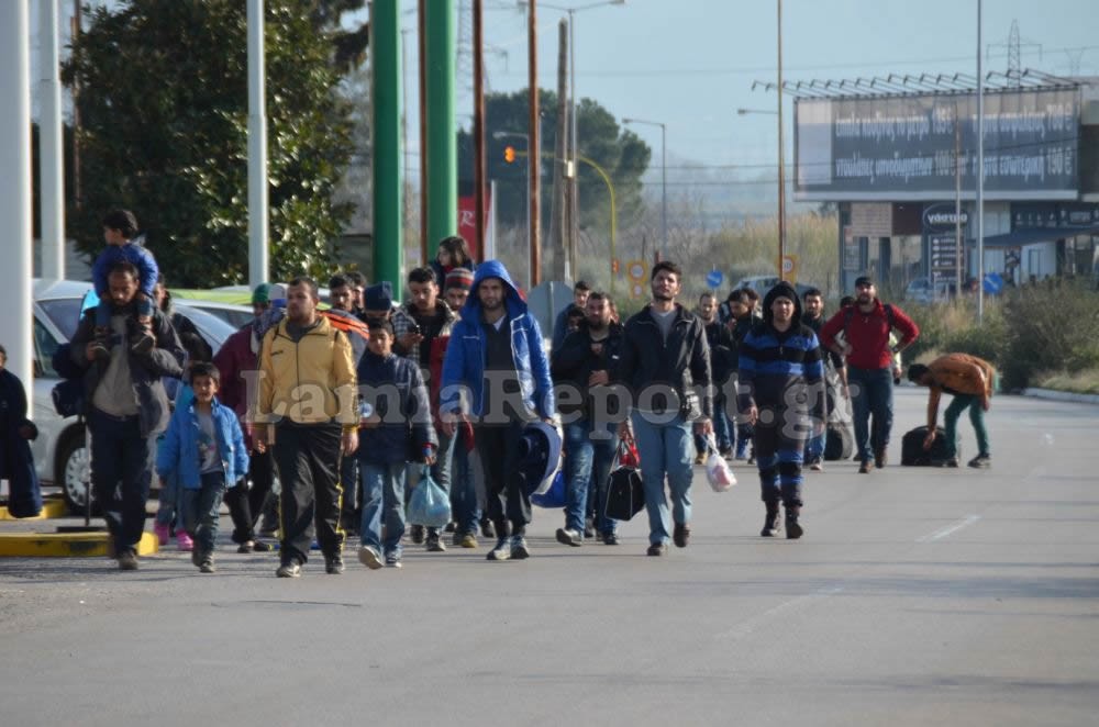 Από τη Λαμία στα Σκόπια με τα πόδια οι πρόσφυγες