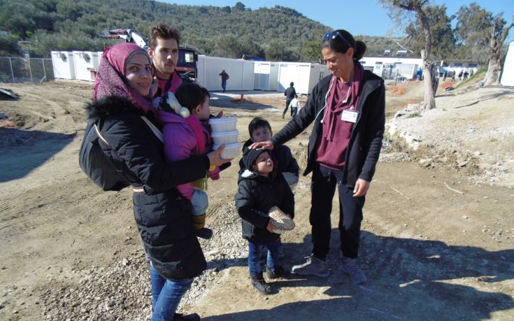 Μέριμνα για νέες μητέρες πρόσφυγες στο κέντρο φιλοξενίας στο Λαύριο