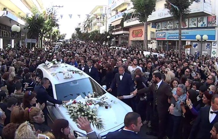 Χιλιάδες συνοδεύουν τον Παντελίδη στην τελευταία του κατοικία