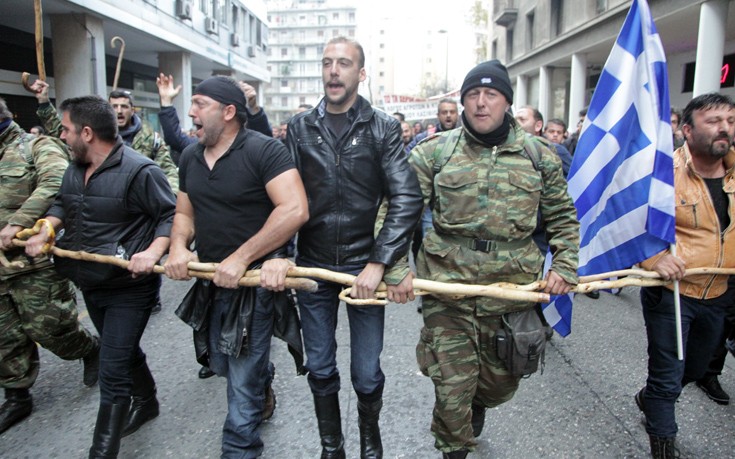 ΜΑΤ και κλούβες στο Αγροτικής Ανάπτυξης απέναντι στους αγρότες από την Κρήτη