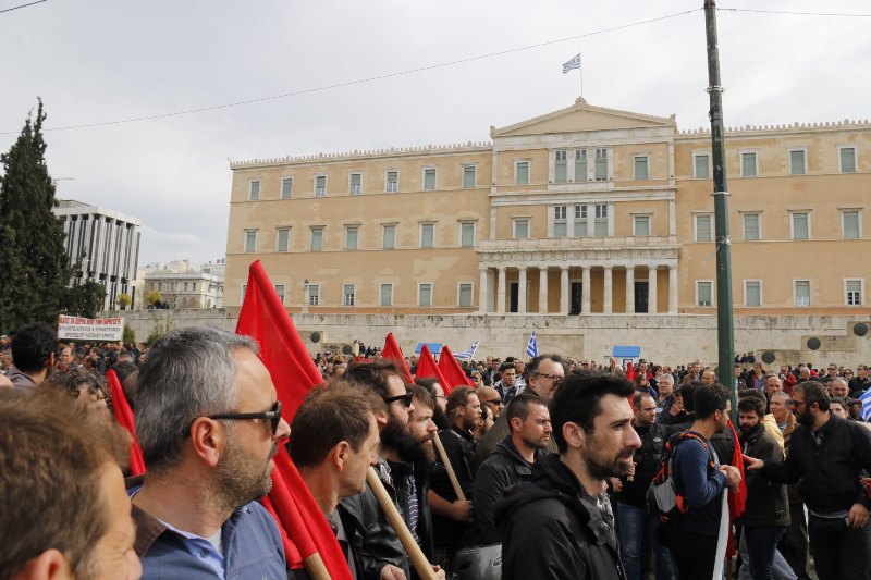 Η πορεία του ΠΑΜΕ ενώθηκε με τους αγρότες στο Σύνταγμα