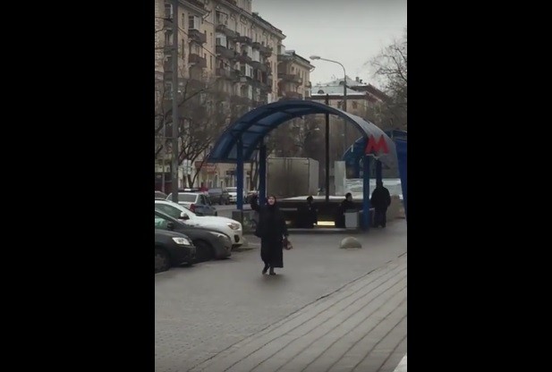 Συνελήφθη η γυναίκα που περιφερόταν κρατώντας κομμένο κεφάλι στη Μόσχα