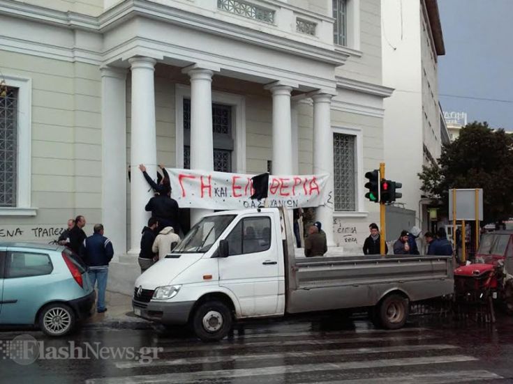 Κατάληψη αγροτών στην Τράπεζα της Ελλάδος στα Χανιά