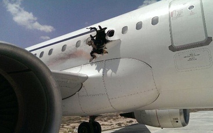 Έκρηξη βόμβας άνοιξε τρύπα σε αεροσκάφος ενώ βρισκόταν στον αέρα