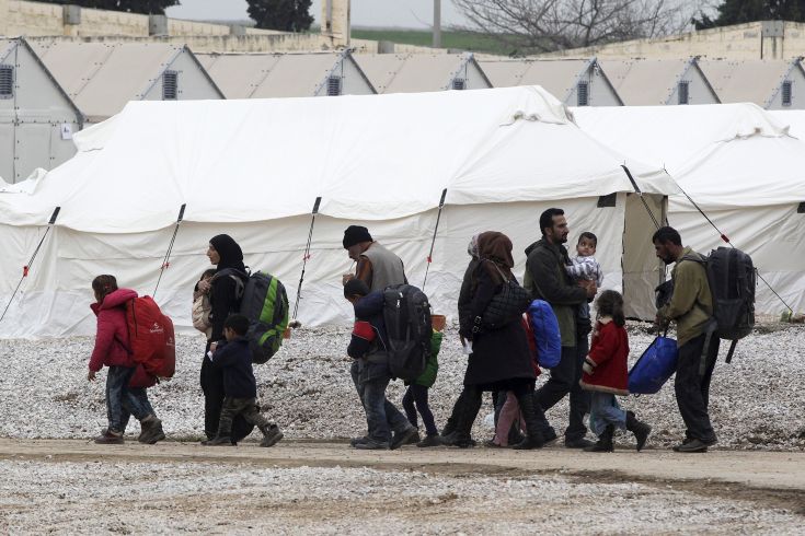 Σύρραξη μεταξύ προσφύγων στα Διαβατά για… τη φόρτιση ενός κινητού
