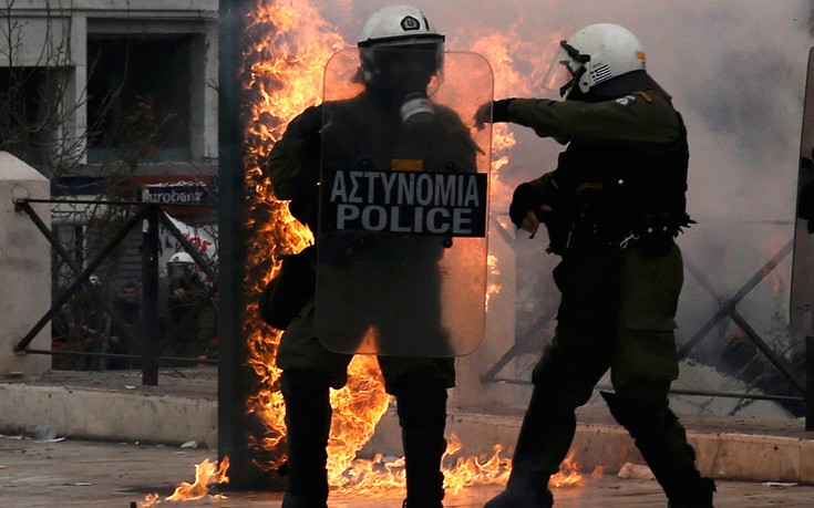 Στα Προπύλαια κατευθύνονται οι κουκουλοφόροι