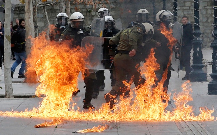 Σύγκρουση ανδρών των ΜΑΤ με τον Τόσκα και μαζική αποχώρηση